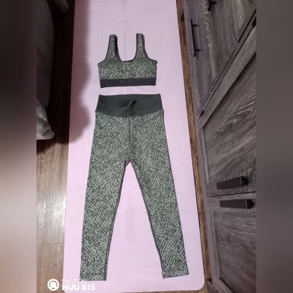 OFFLINE by AERIE Matching Leggings and Sports Bra, Size Medium